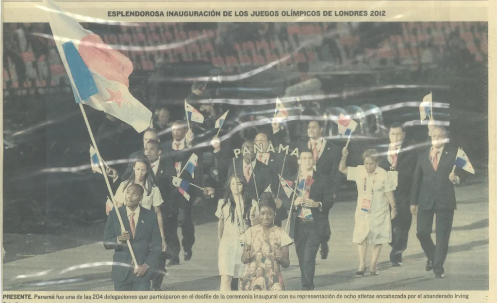 Recorte de prensa de la delegación de Panamá desfilando con la bandera en la inauguración de los Juegos Olímpicos de Londres 2012