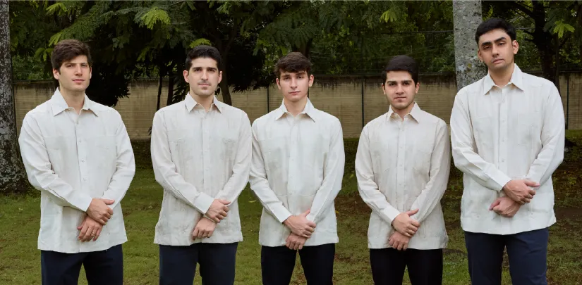 Novio y padrinos con guayaberas de lino marfil de manga larga